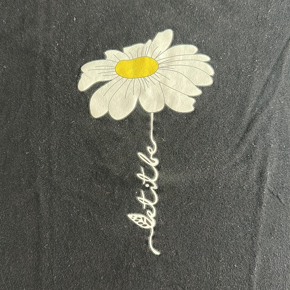 Black tee with daisy motif - Picture 2 of 4